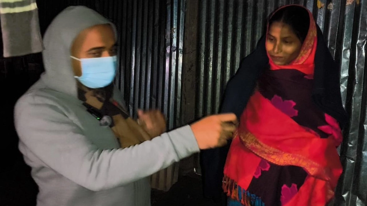 শীতার্ত মানুষের পাশে উপজেলা প্রশাসন