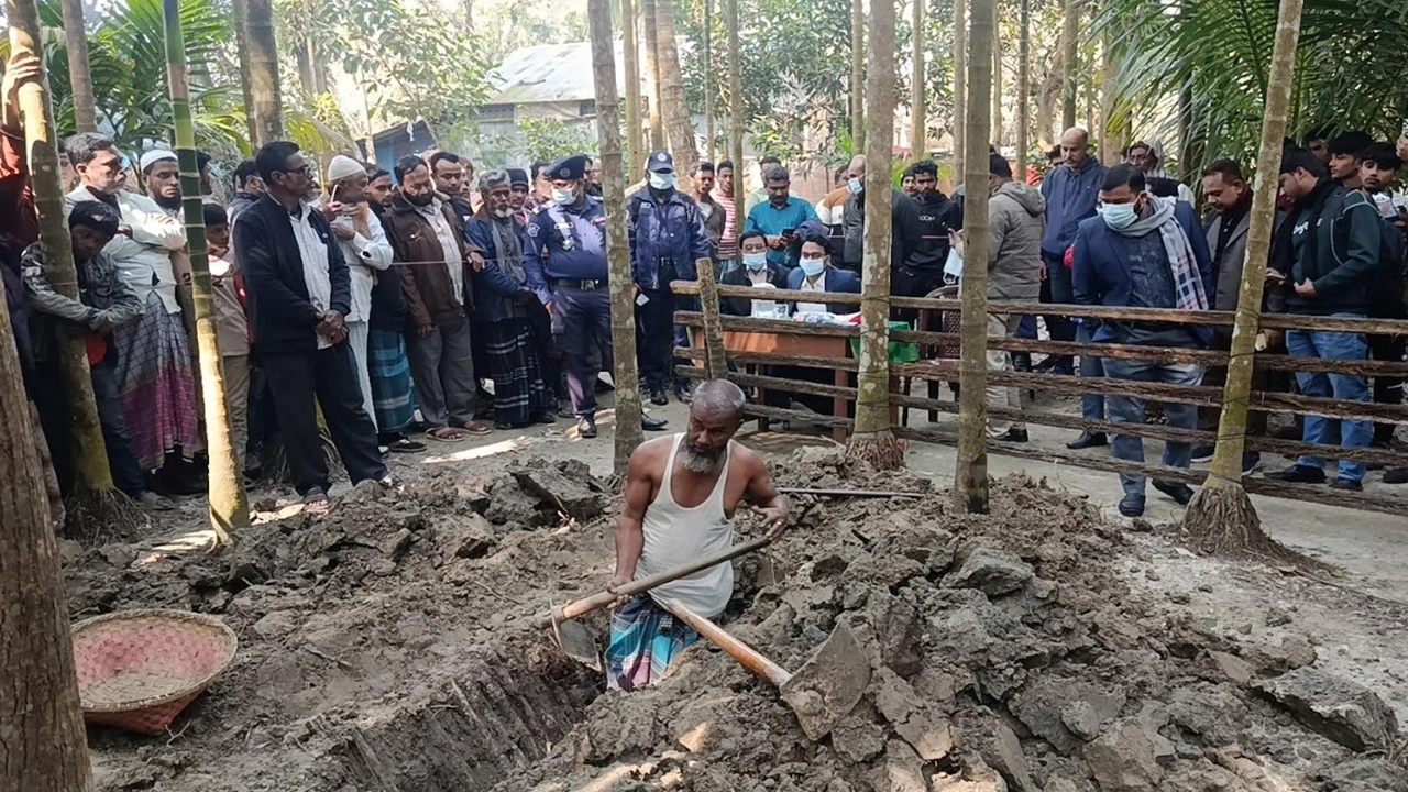 ১৭ মাস পর কবর থেকে তোলা হলো 'জুলাই যোদ্ধা' ইমতিয়াজের লাশ