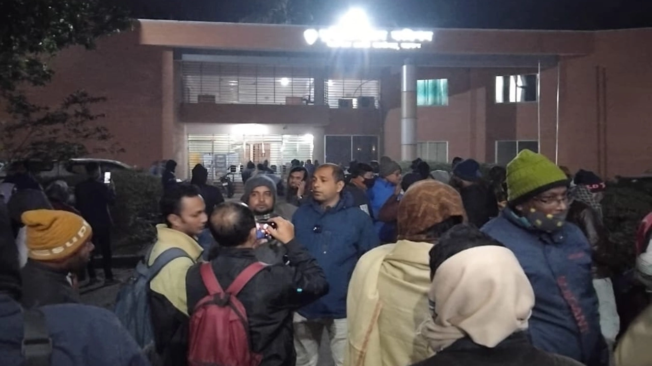 দুদক কার্যালয় ঘেরাও শিক্ষকদের