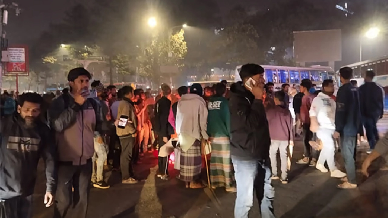 কারওয়ান বাজার মোড় অবরোধ