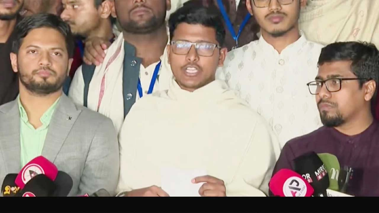 বক্তব্য রাখছেন নতুন ভিপি রিয়াজুল ইসলাম