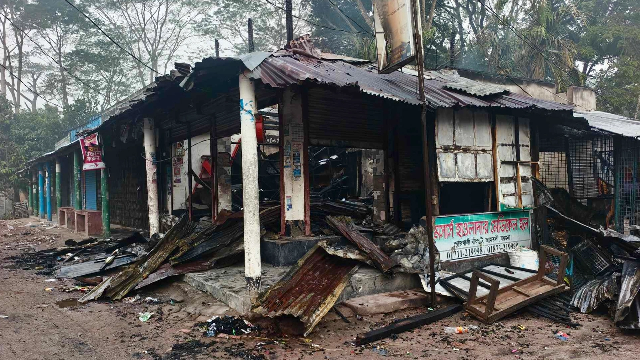 ৫টি দোকান পুড়ে ছাই