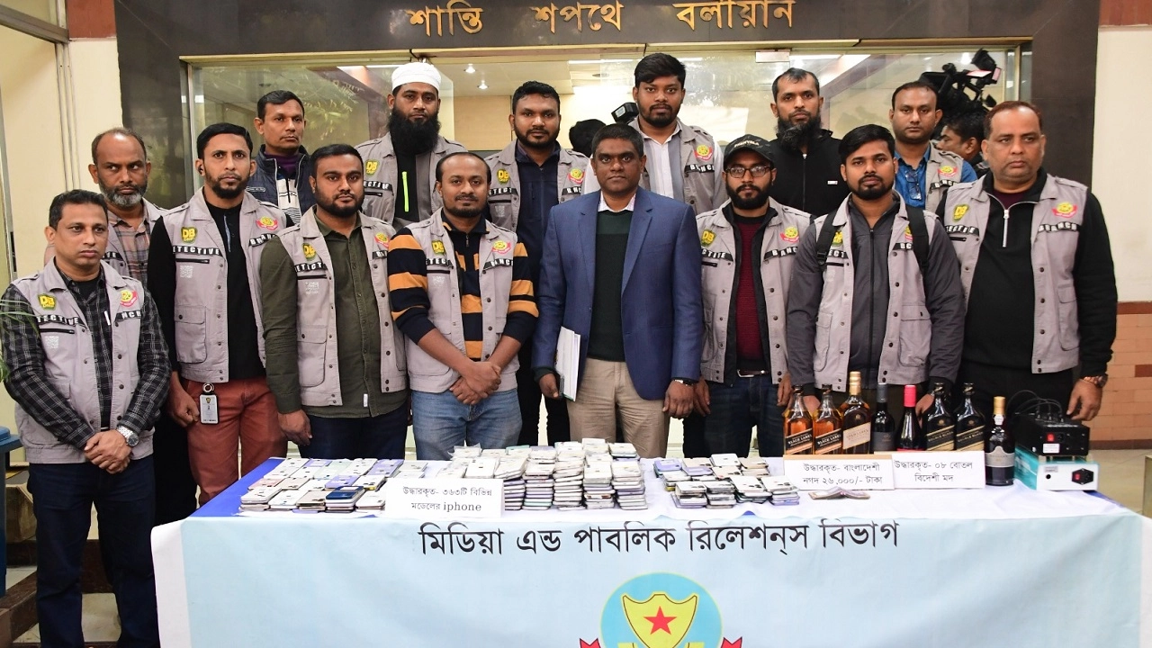আটক অবৈধ মোবাইল ও মাদক