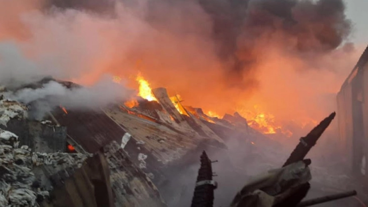 ঝুটের গোডাউনে আগুন