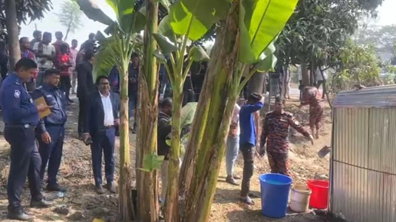 মিরসরাইয়ে মহাসড়কের পাশে ঘর তৈরি করে বিপিসির পাইপলাইনে গোপন ছিদ্র করে তেল চুরি