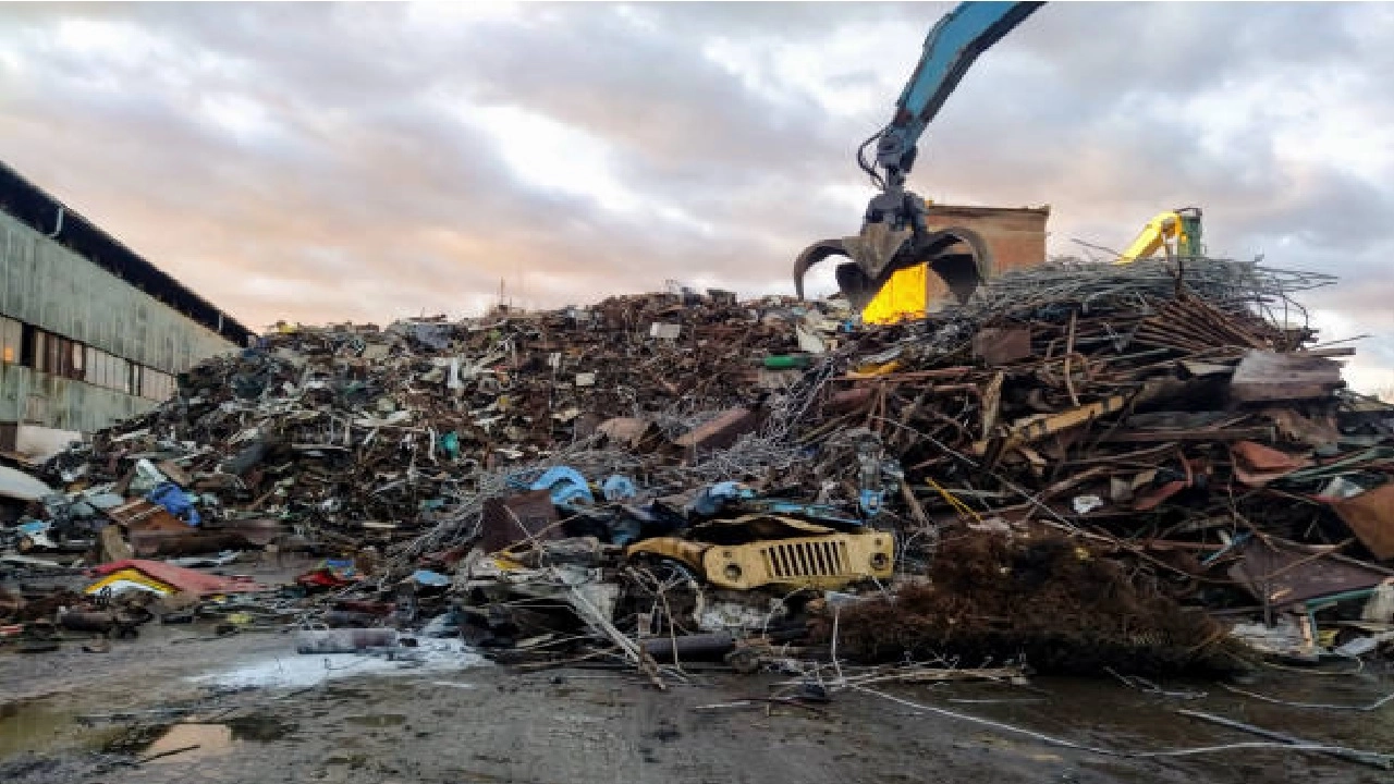 স্ক্র্যাপ সংগ্রহ করা হচ্ছে