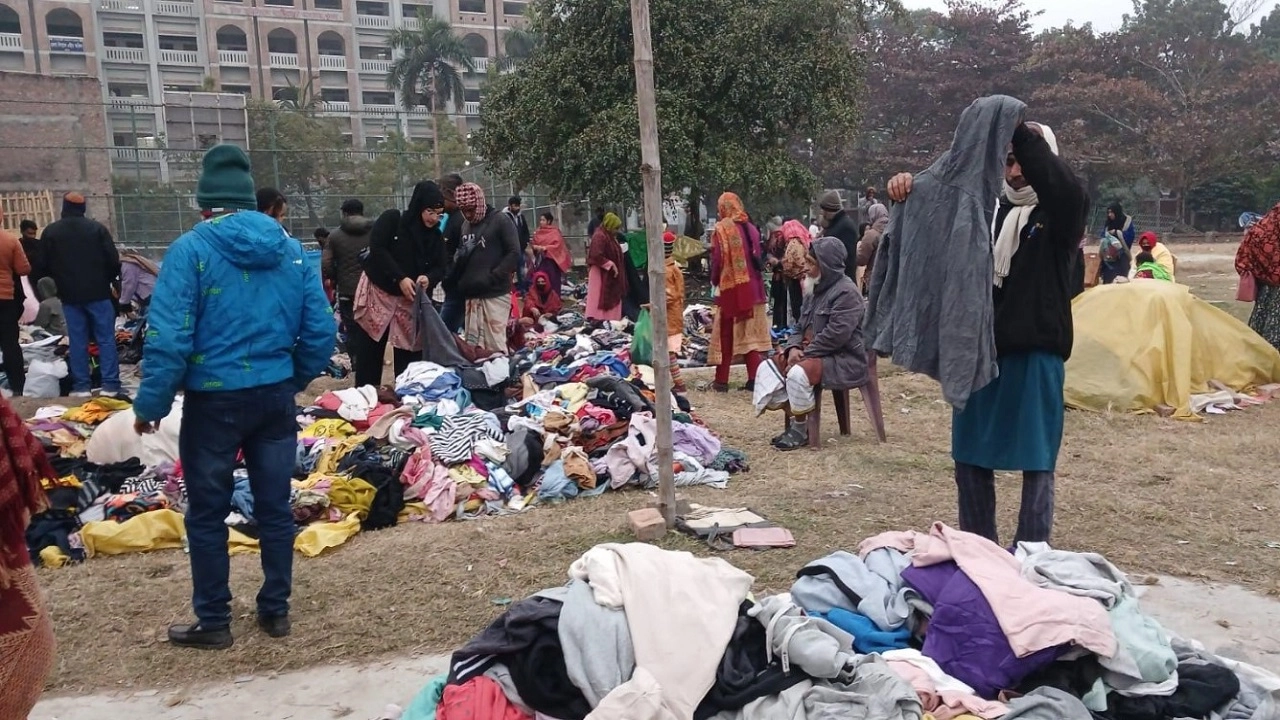 খোলা বাজারে গরম পোশাকের বেচাকেনা