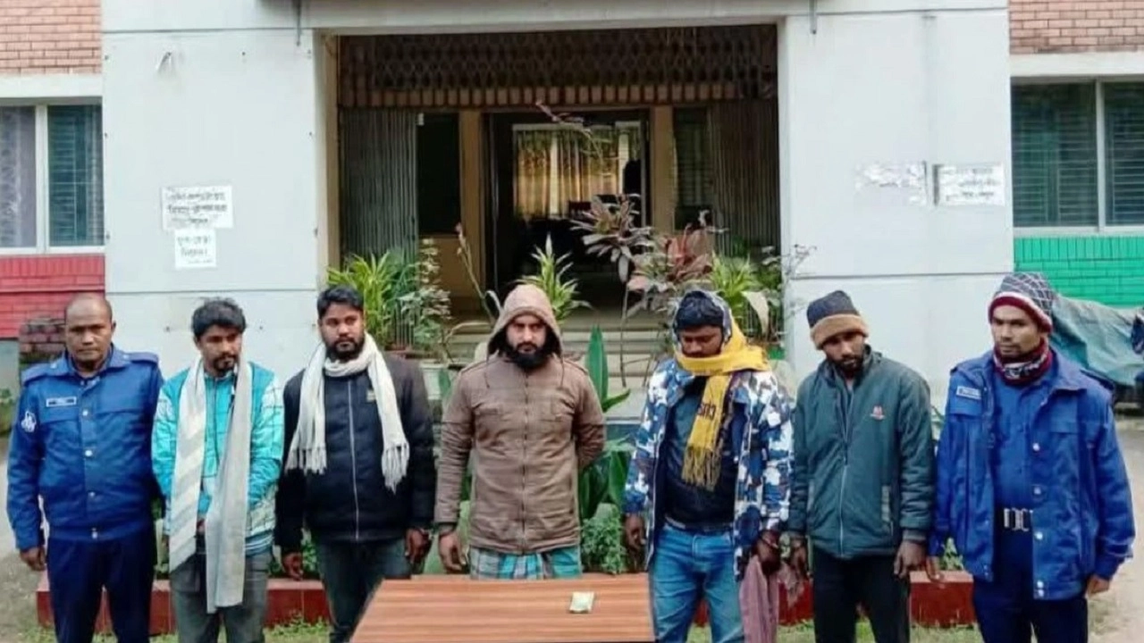 স্বেচ্ছাসেবক দলের নেতাসহ গ্রেপ্তার ৫