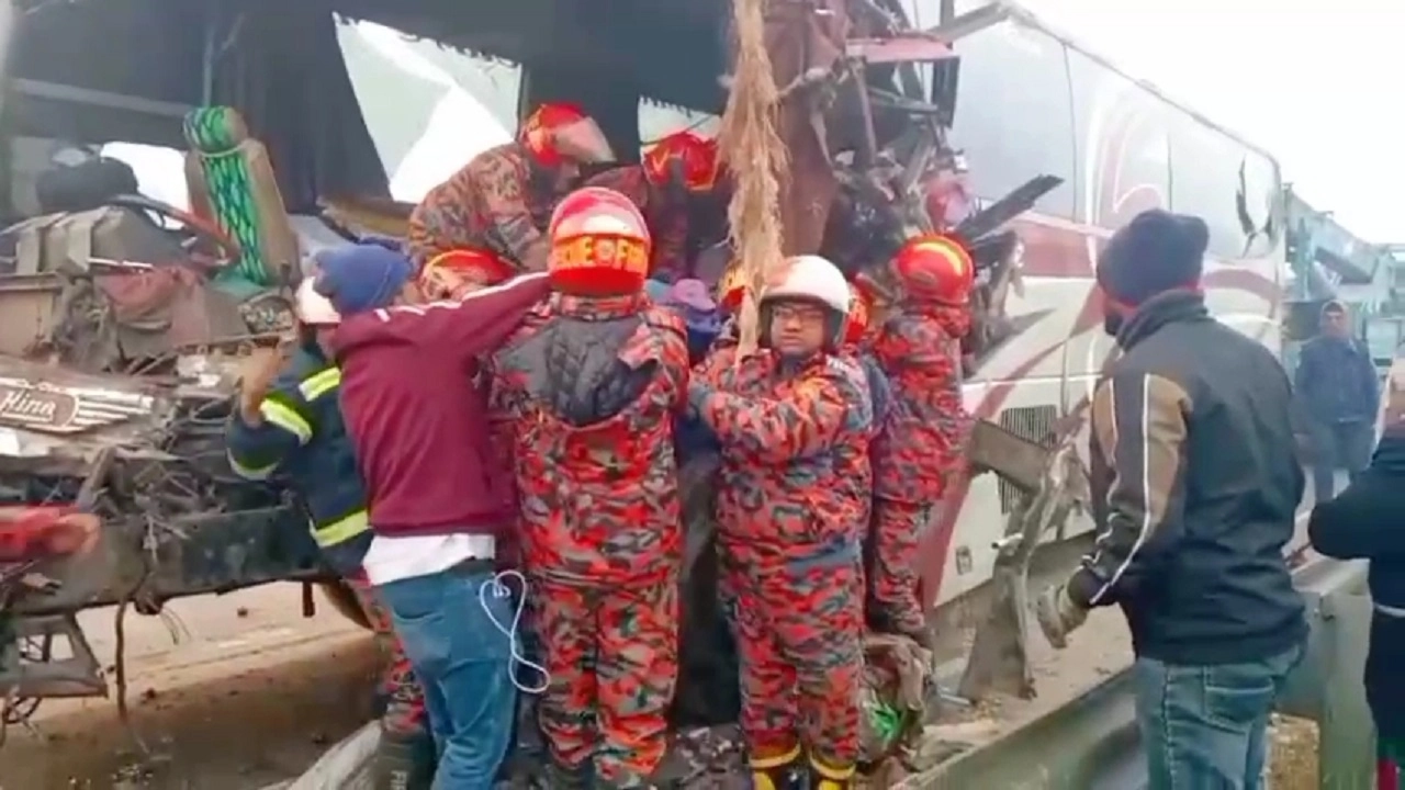 দুর্ঘটনা কবলিত বাস