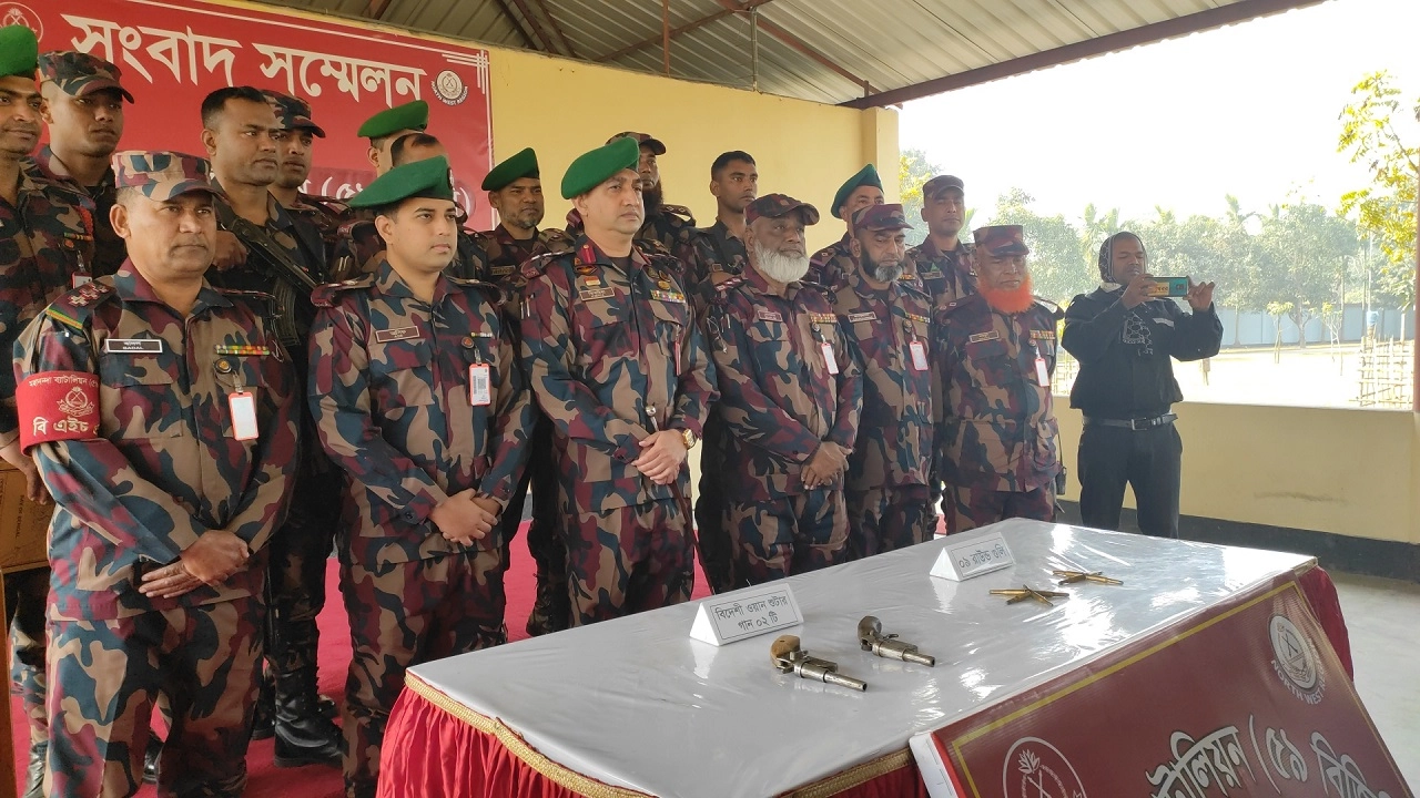 জিবির অভিযানে বিদেশি অস্ত্র ও গুলি উদ্ধার