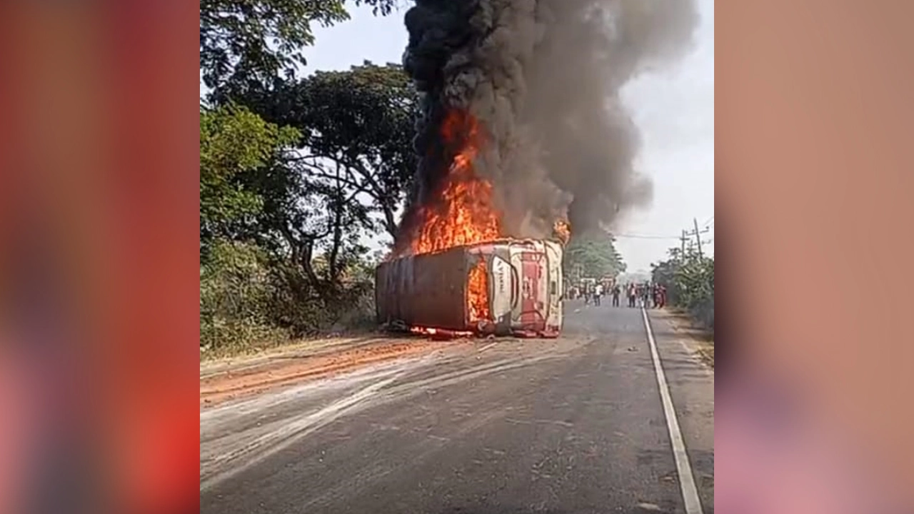 বাসে আগুন