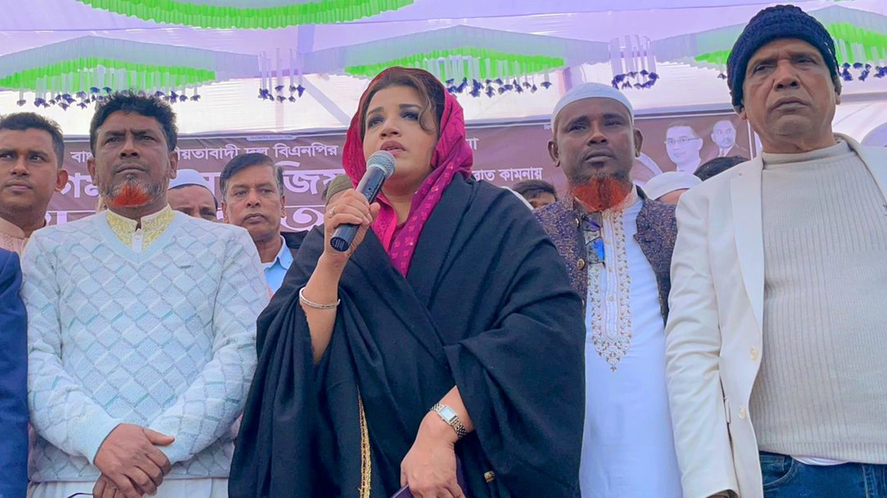 দোয়া মাহফিলে বক্তব্য রাখেন ফরিদপুর-২ আসনের বিএনপি মনোনীত প্রার্থী শামা ওবায়েদ ইসলাম