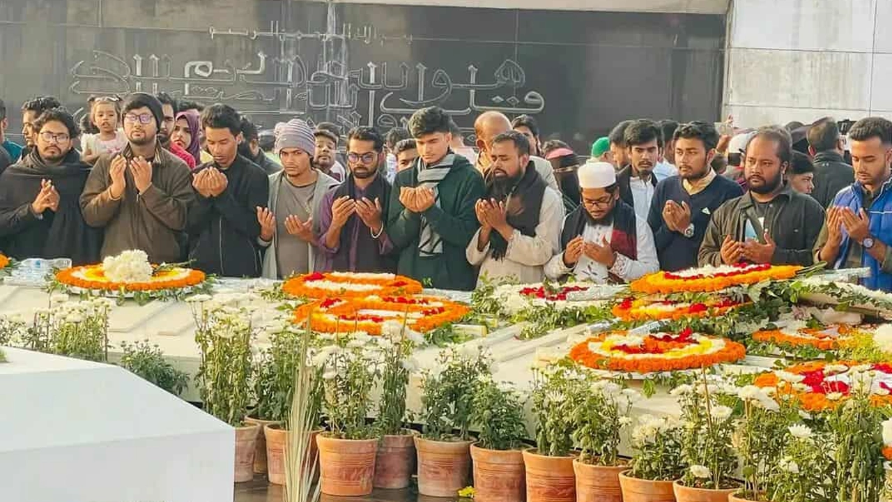 খালেদা জিয়ার কবর জিয়ারতে করলেন জকসুর ছাত্রদল সমর্থিত প্যানেল