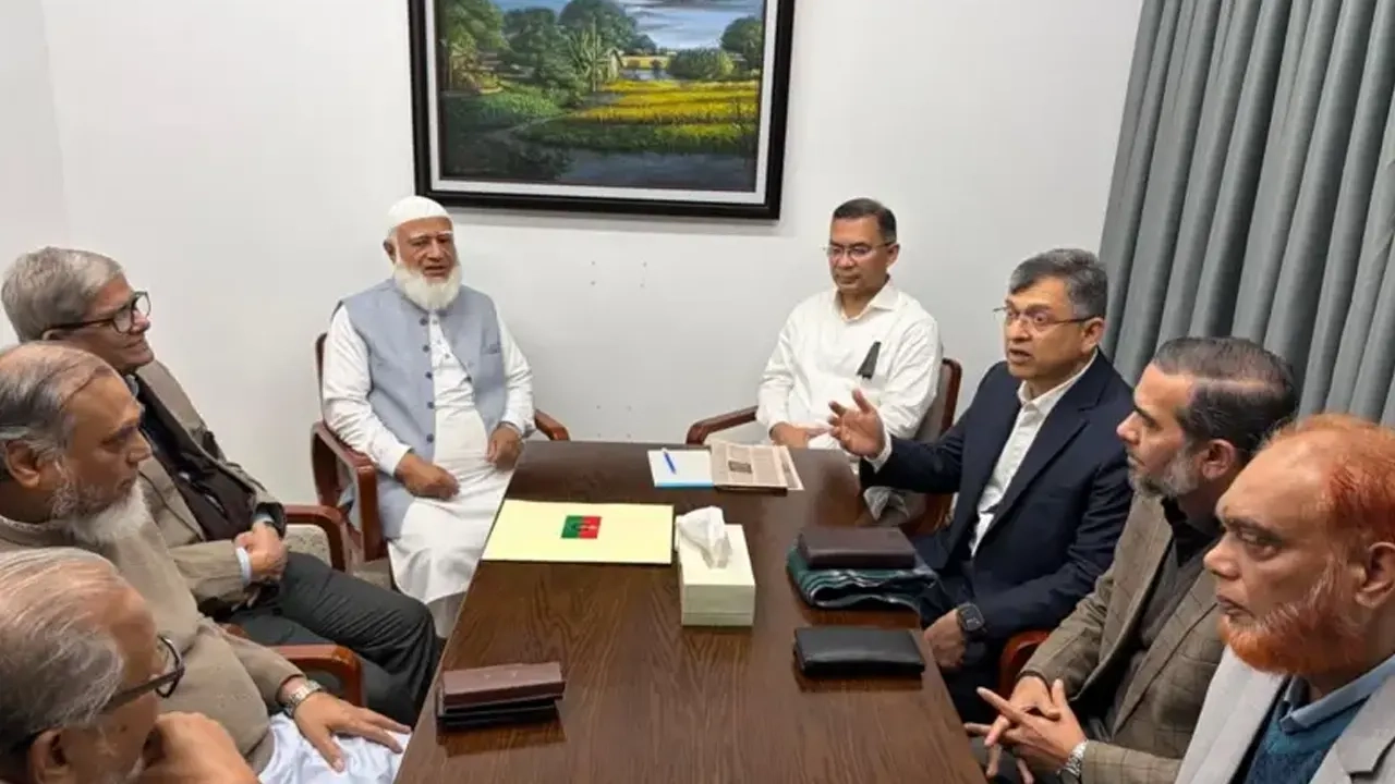 বিএনপি চেয়ারপার্সন খালেদা জিয়ার মৃত্যুর পর তার ছেলে তারেক রহমানকে সমবেদনা জানাতে যান জামায়াত আমির শফিকুর রহমান