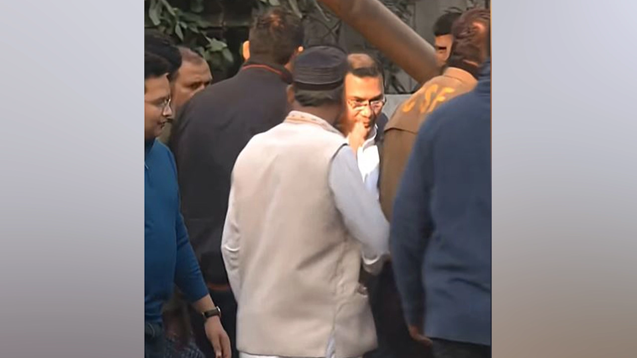 বাসা থেকে হেঁটে গুলশানের অফিসে গিয়েছেন তারেক রহমান