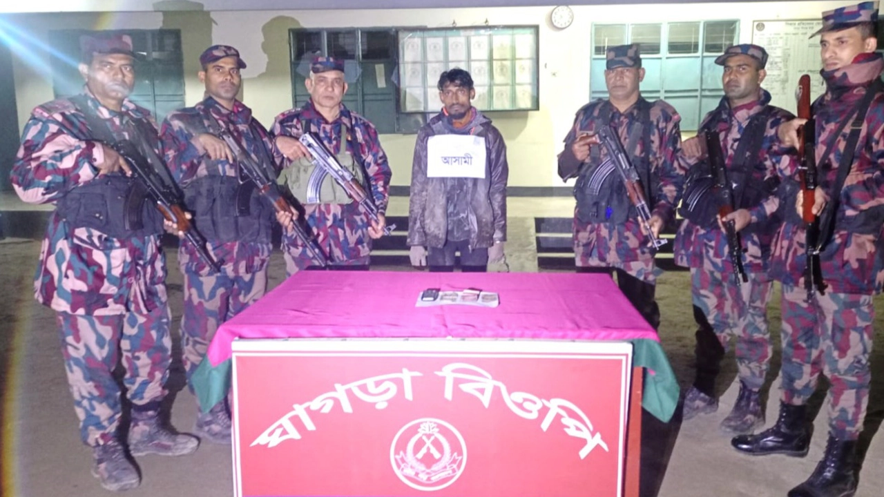 আবু হোসেন (৩০) নামে এক মানব পাচারকারীকে আটক করেছে বিজিবি