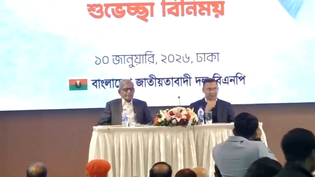 সাংবাদিকদের সঙ্গে শুভেচ্ছা বিনিময় করছেন তারেক রহমান