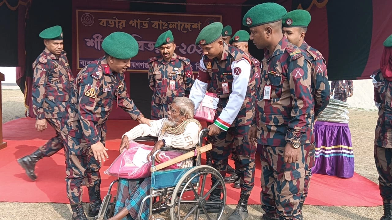 গরীব নারী ও পুরুষের মাঝে বিনামূল্যে কম্বল বিতরণ করেছে বিজিবি’র নারায়ণগঞ্জ ব্যাটালিয়ন