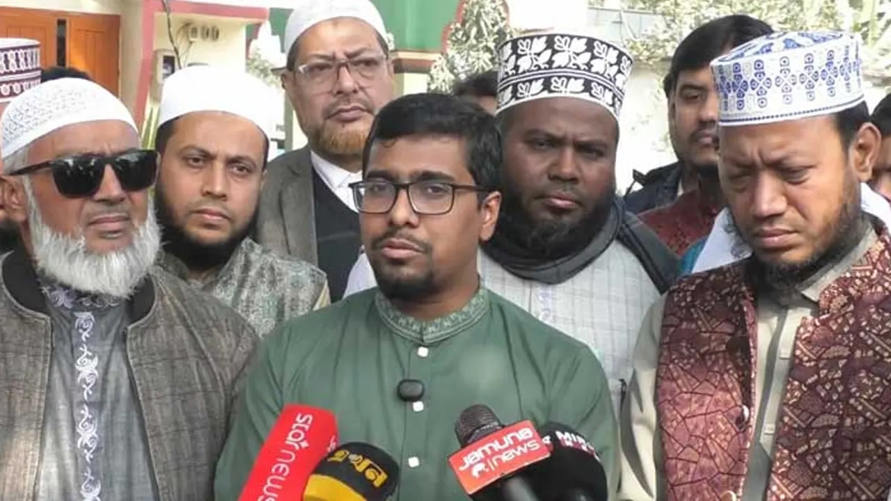 কুষ্টিয়ায় ইসলামী ছাত্রশিবিরের সাথী সমাবেশ শেষে সাংবাদিকদের সঙ্গে কথা বলেন সংগঠনের সভাপতি নুরুল ইসলাম সাদ্দাম।