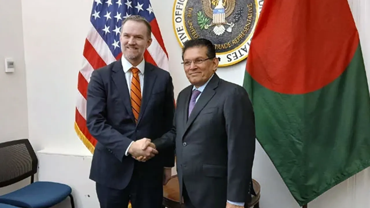 ওয়াশিংটন সফররত নিরাপত্তা উপদেষ্টা ড. খলিলুর রহমানের সাথে যুক্তরাষ্ট্রের বাণিজ্য প্রতিনিধি (ইউএসটিআর) রাষ্ট্রদূত জেমিসন গ্রিয়ার সাক্ষাৎ করেন। ছবি: সংগৃহীত