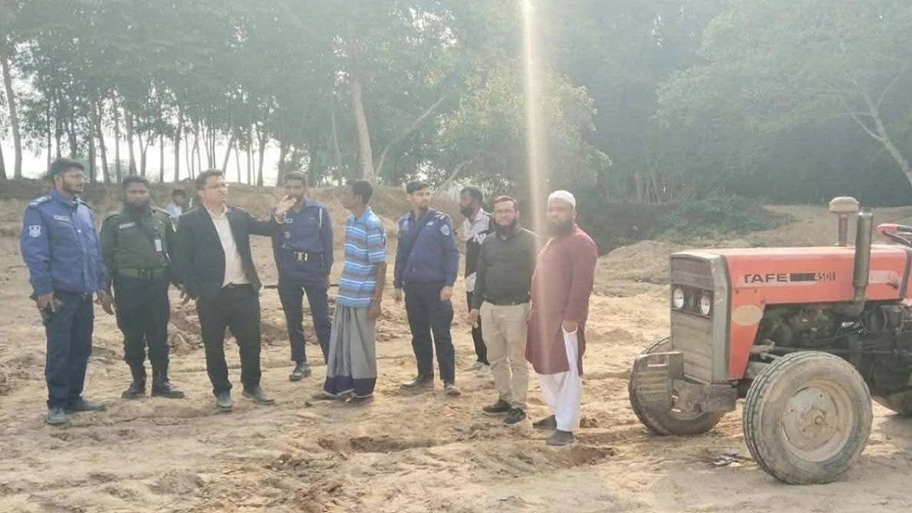 চুনারুঘাটে অবৈধ মাটি ও বালু উত্তোলন রোধে মোবাইল কোর্ট অভিযান, কারাদণ্ড ও জরিমানা