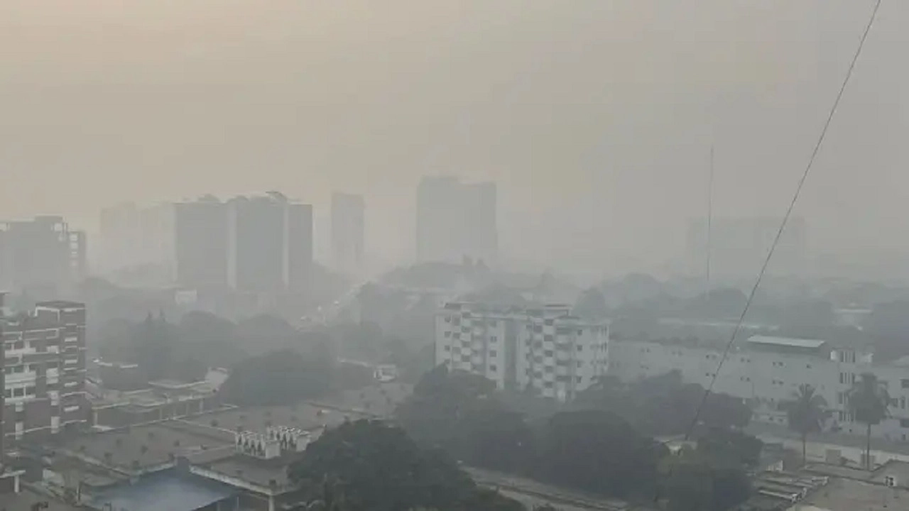 কুয়াশাচ্ছ ঢাকার আকাশ