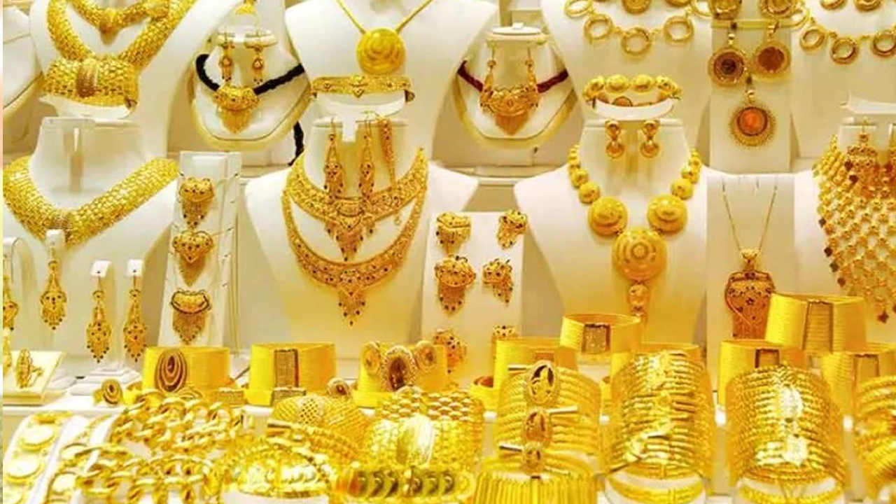 সোনার দাম বাড়ছে হুহু করে। ফাইল ছবি