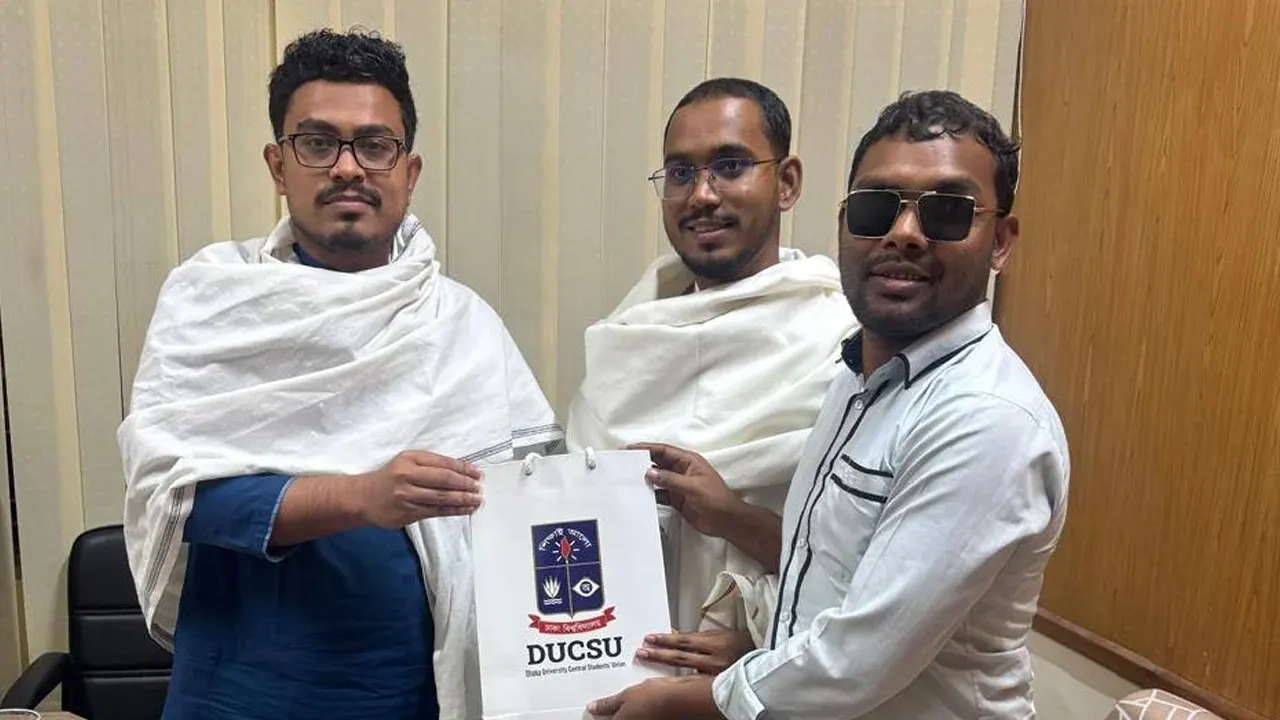 হান্নান মাসউদের হাতে ডাকসুর উপহার তুলে দেন ভিপি সাদিক কায়েম