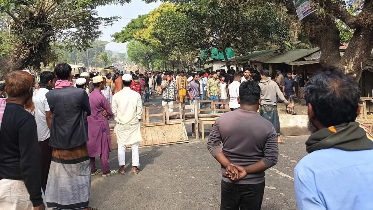 টেকনাফে মহাসড়ক অবরোধ করে বিক্ষোভ