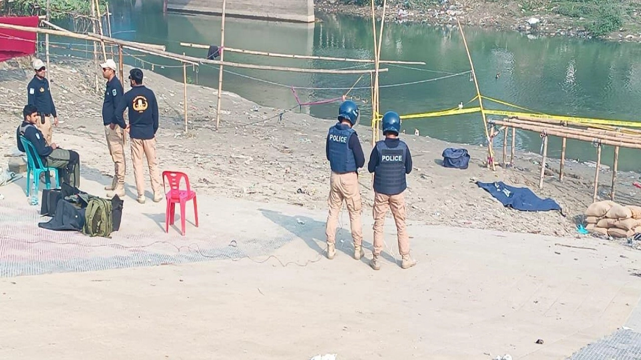 পুলিশের অ্যান্টি টেররিজম ইউনিটের বোম্ব ডিসপোজালের সদস্যরা