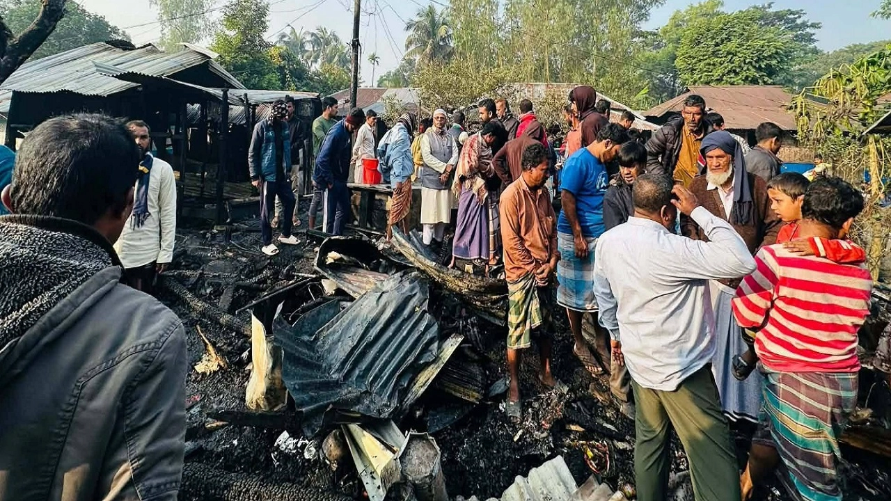 আগুনে পুড়ল বসতঘর
