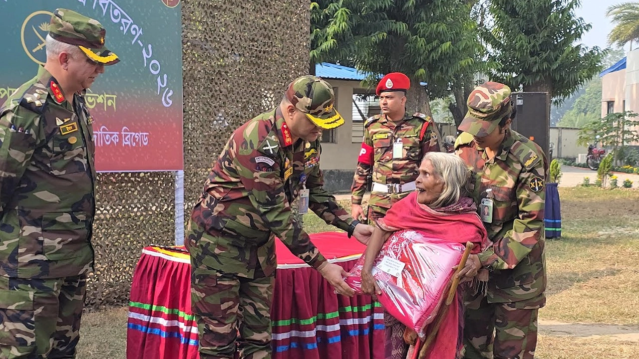 সেনাবাহিনীর শীতবস্ত্র বিতরণ
