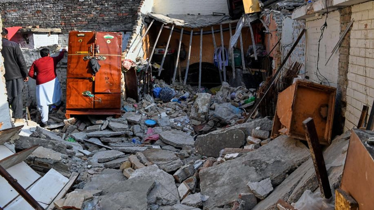 বিস্ফোরণের কারণে কয়েকটি বাড়ি ক্ষতিগ্রস্ত হয়