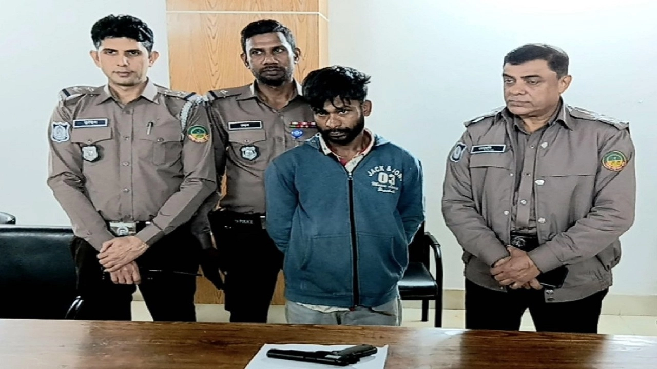 গাজীপুরের টঙ্গীতে বিদেশি পিস্তলসহ আব্দুল্লাহ আল মামুন ওরফে রতন (৩০) নামের এক যুবককে গ্রেফতার