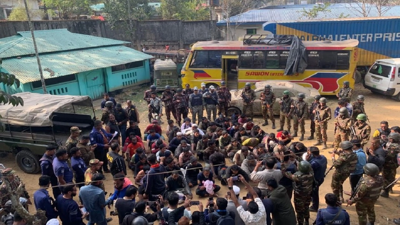 রোহিঙ্গাদের একাধিক সংগঠনের ৫০ জন, স্থানীয় বাঙালি ১জন ও ২জন মাছ শিকারী রোহিঙ্গা আটক