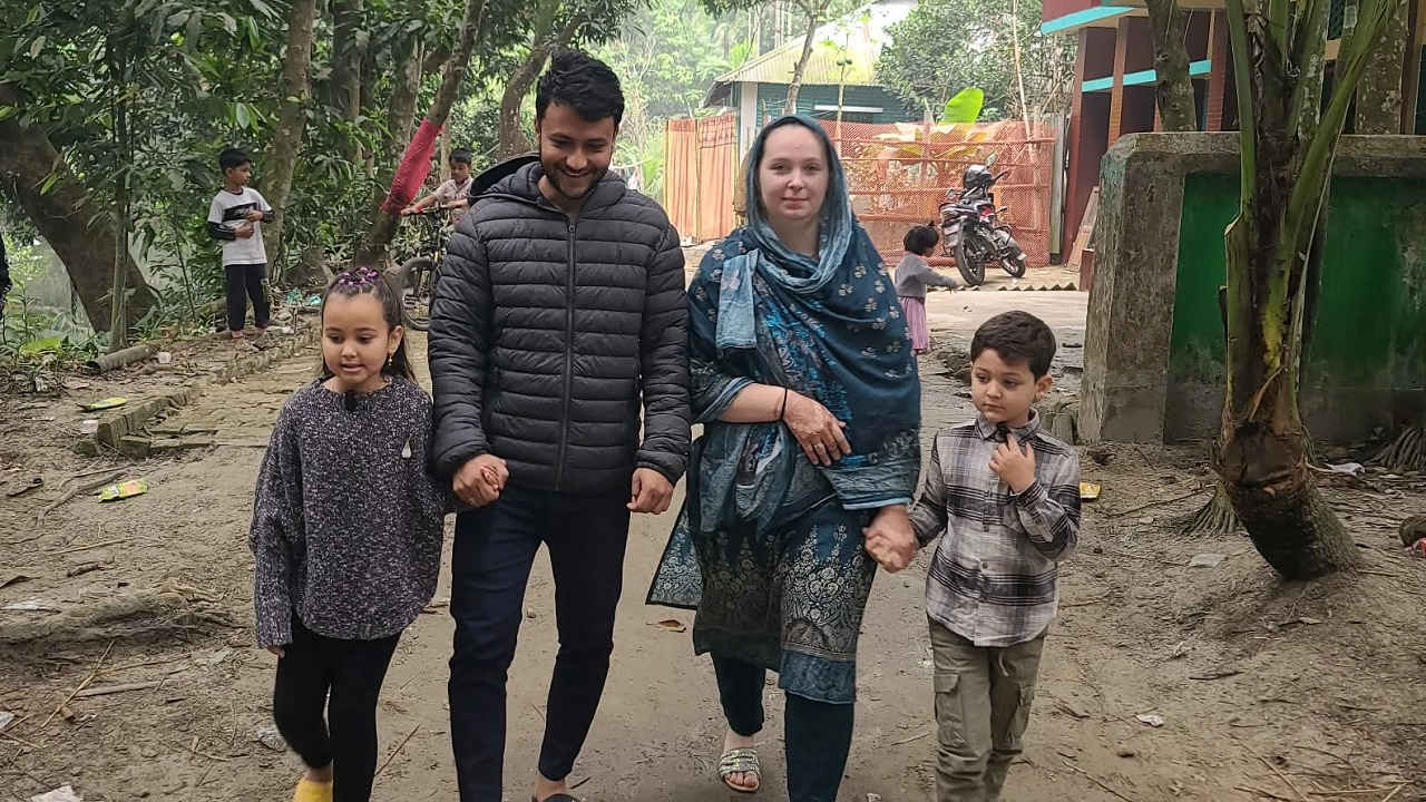 স্বামী-সন্তানদের সাথে সিনথিয়া