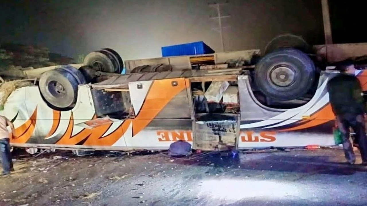 দাউদকান্দিতে বাস দুর্ঘটনা