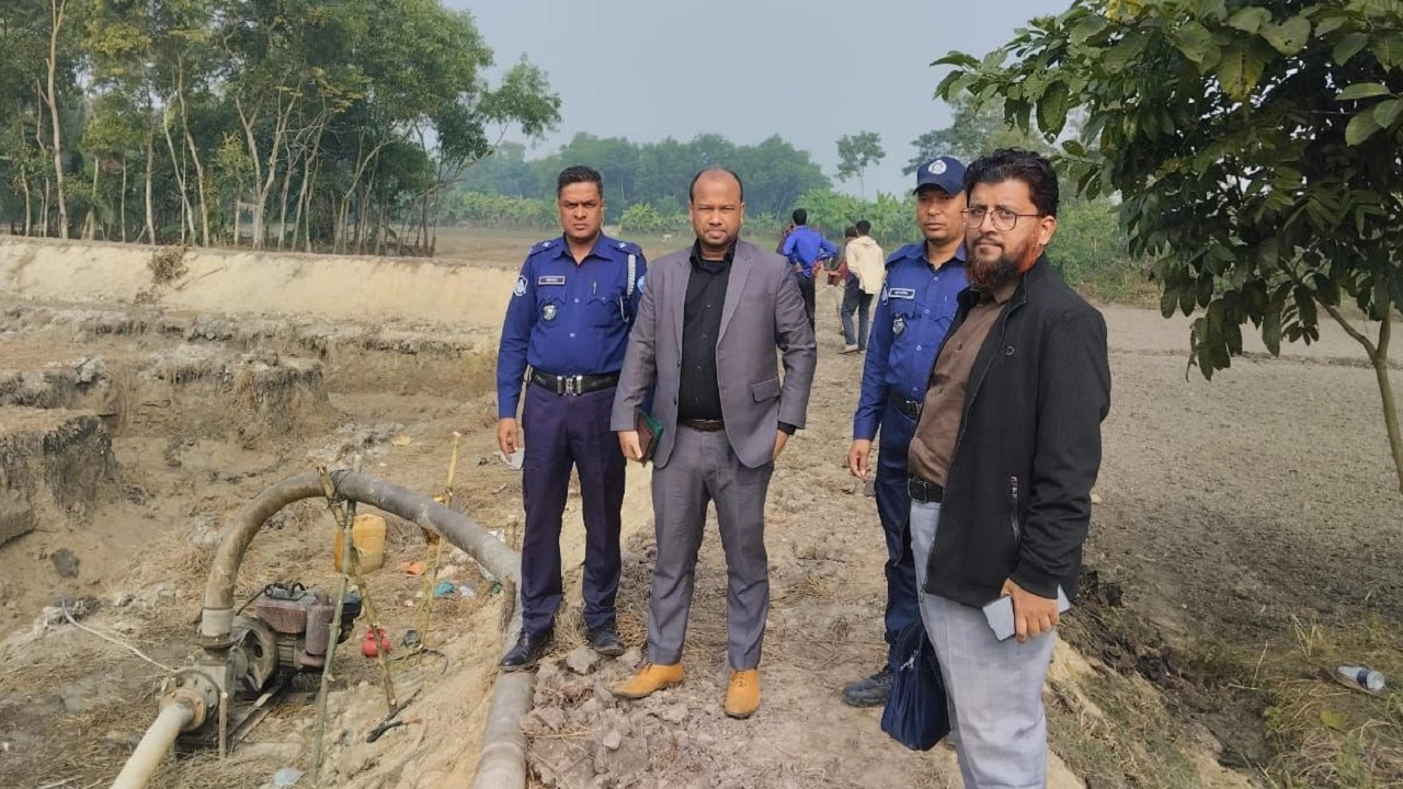 দেবীদ্বারে ভ্রাম্যমাণ আদালতের নির্বাহী ম্যাজিস্ট্রেটের নেতৃত্বে ড্রেজার ধ্বংস ও কারাদণ্ড