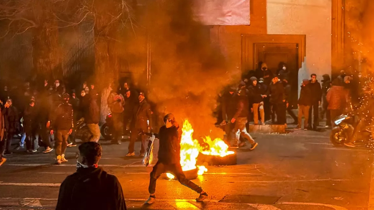 দ্রব্যমূল্য বৃদ্ধির প্রতিবাদে গত ২৮ ডিসেম্বর ইরানে বিক্ষোভ শুরু হয়