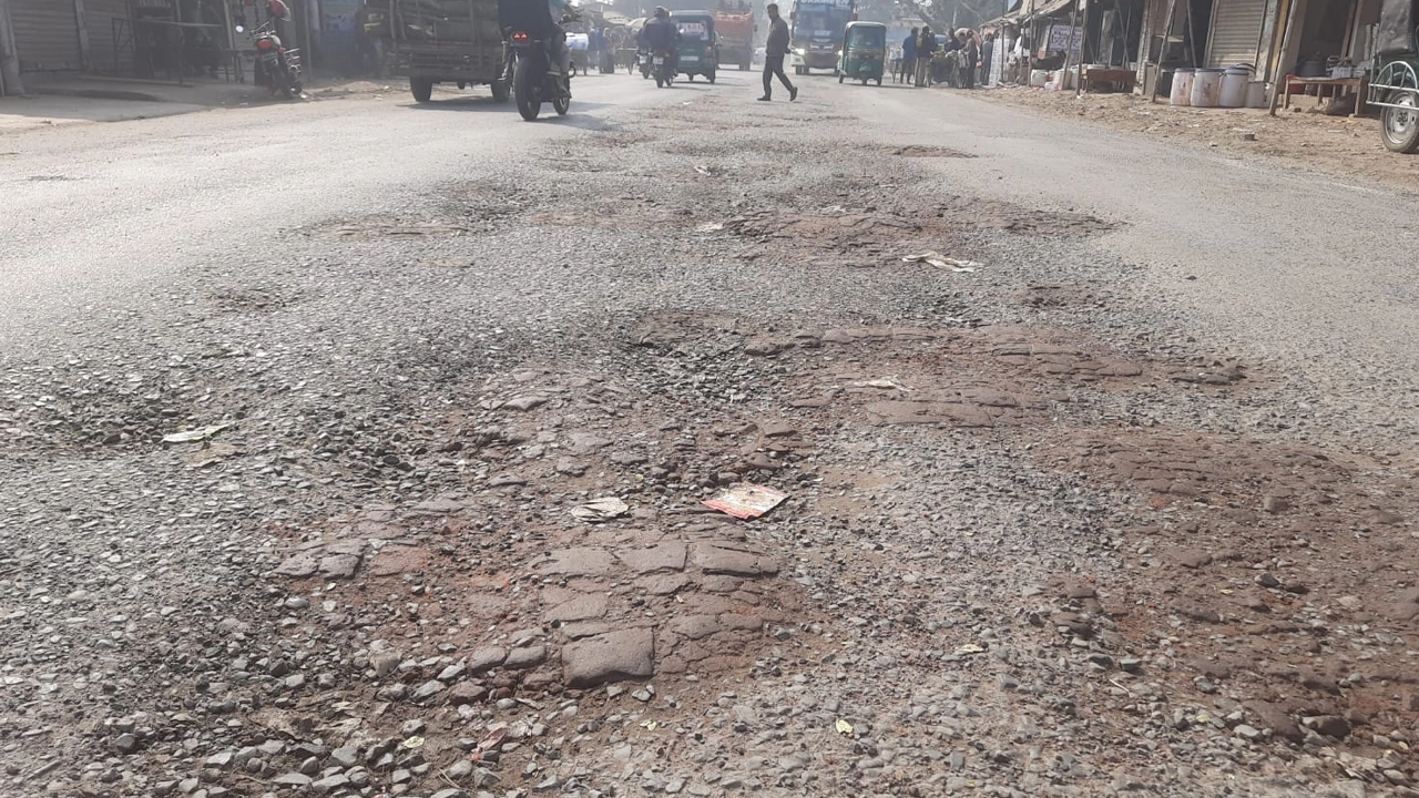 পুঠিয়ায় সড়কের বেহাল দশা