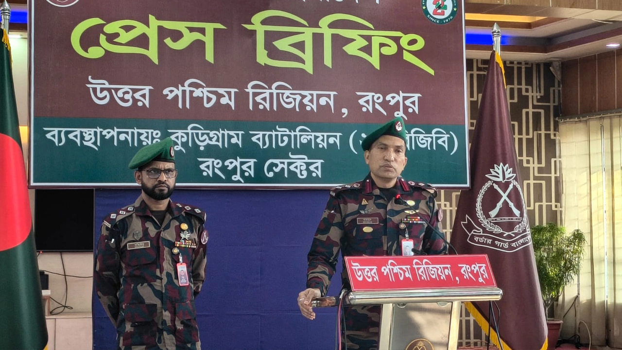 প্রেস ব্রিফিংয়ে কুড়িগ্রাম ২২ বিজিবির পরিচালক লেফটেন্যান্ট কর্নেল মোহাম্মদ মাহবুব-উল-হক