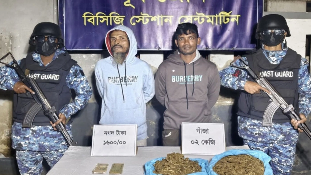 দুই মাদক কারবারিকে আটক করেছে কোস্টগার্ড