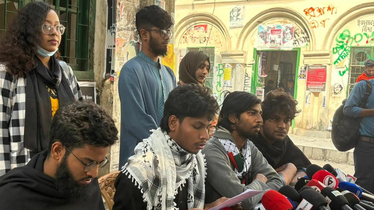 সংবাদ সম্মেলনে বইমেলার ঘোষণা দেন ঢাবি লেখক ফোরামের সভাপতি আশিক খান