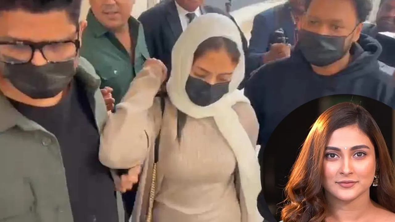 আদালত থেকে বের হচ্ছে মেহজাবিন চৌধুরী