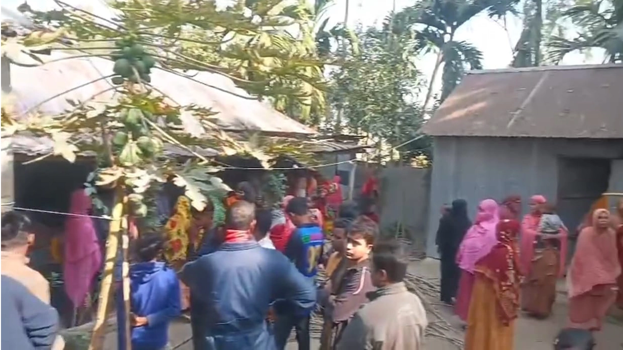 তিন সন্তানের জননীর গলাকাটা লাশ উদ্ধার করেছে পুলিশ