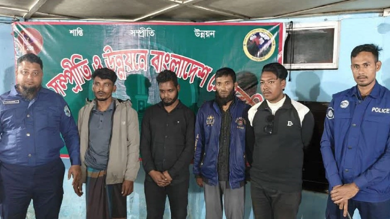 আটক চাঁদাবাজ