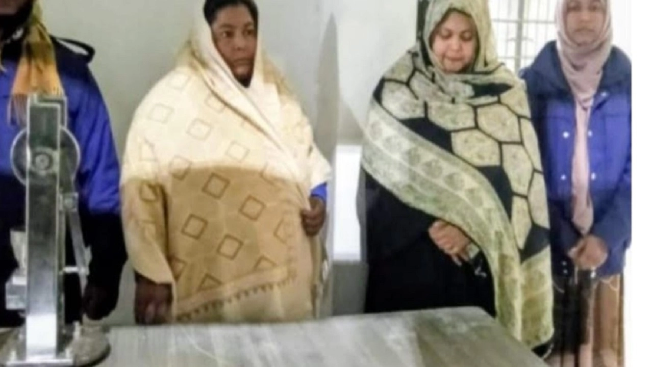 অভিযান চালিয়ে হেরোইনসহ মা ও মেয়েকে গ্রেপ্তার করেছে বাংলাদেশ সেনাবাহিনী।