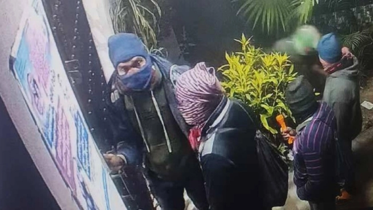 নৈশপ্রহরীদের হাত-পা বেঁধে চুরি