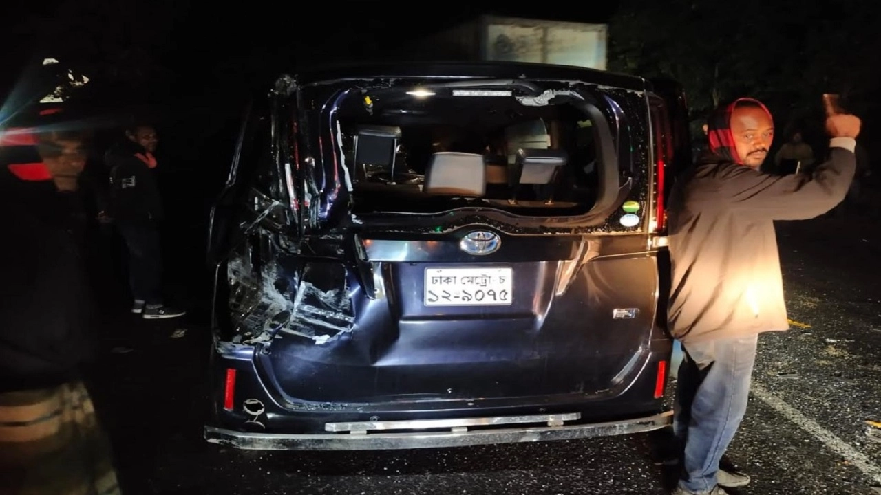 যশোরে গভীর রাতে সড়ক দুর্ঘটনা