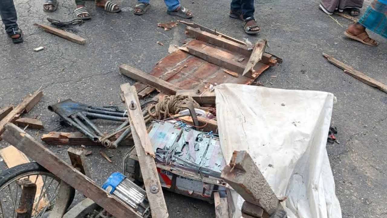 দুমড়ে মুচড়ে যাওয়া ভ্যানগাড়ি